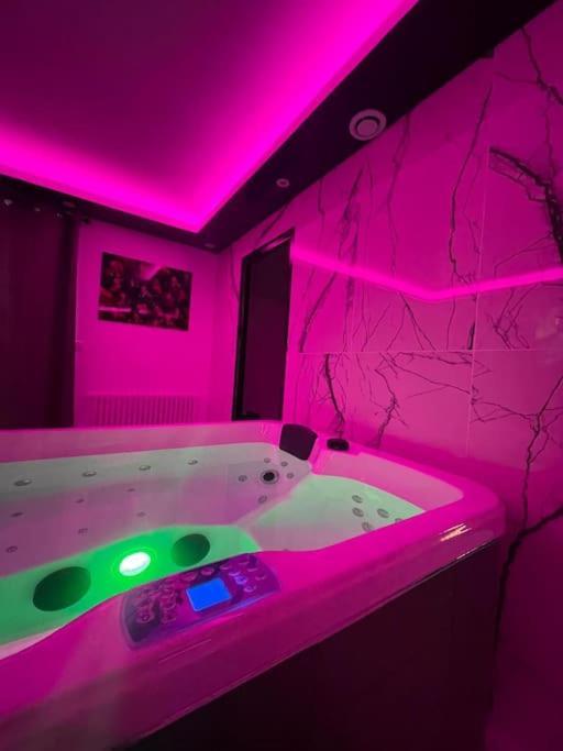 La Suite Casa De Love 2.0 Jacuzzi & Cinema Prive Melun Extérieur photo