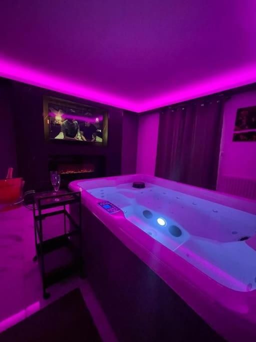 La Suite Casa De Love 2.0 Jacuzzi & Cinema Prive Melun Extérieur photo