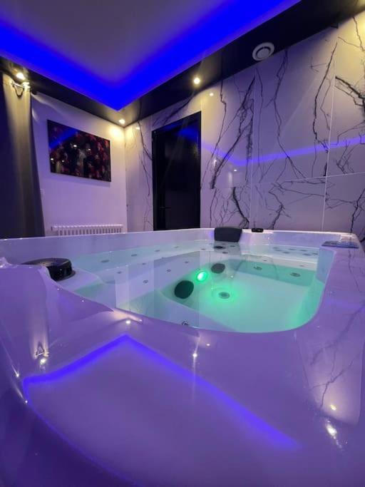 La Suite Casa De Love 2.0 Jacuzzi & Cinema Prive Melun Extérieur photo