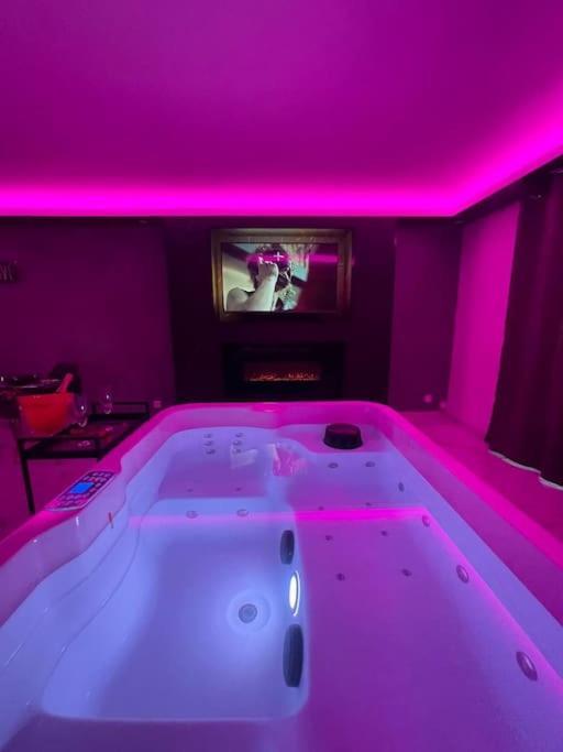 La Suite Casa De Love 2.0 Jacuzzi & Cinema Prive Melun Extérieur photo